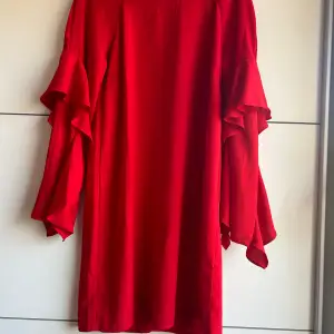 En super fin röd klänning med V-ringad rygg. Oanvänd utan prislapp och är i storlek 34. Säljs för 180kr