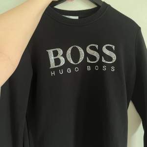 Säljer denna super fina hugo boss tröja, fint skick. Använd sparsamt. Har fina detaljer, storlek S. 