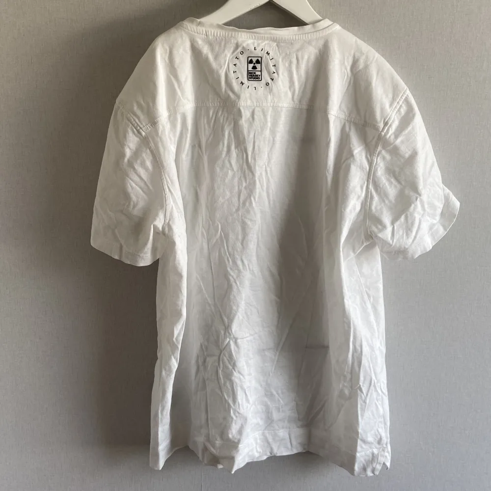 Säljer denna feta limitato t-shirt. Den är använd ett få tal gånger bra skick. Låda till kommer köpt för 1200 på melrose. Pris kan diskuteras. T-shirts.