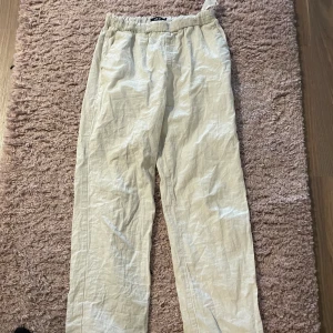 Linnebyxor  - Ett par LMTD linnebyxor i storlek xs. De är tyvärr en blå fläck i mitten , men tror de går bort i tvätten. Använt i sommras ungefär 8 gånger 