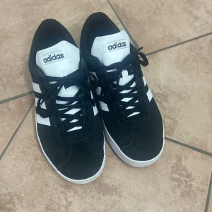 Svarta adidas skor - Säljer mina svarta adidas skor eftersom de tyvärr är för små, använda Max 5 gånger och iprincip nyskick
