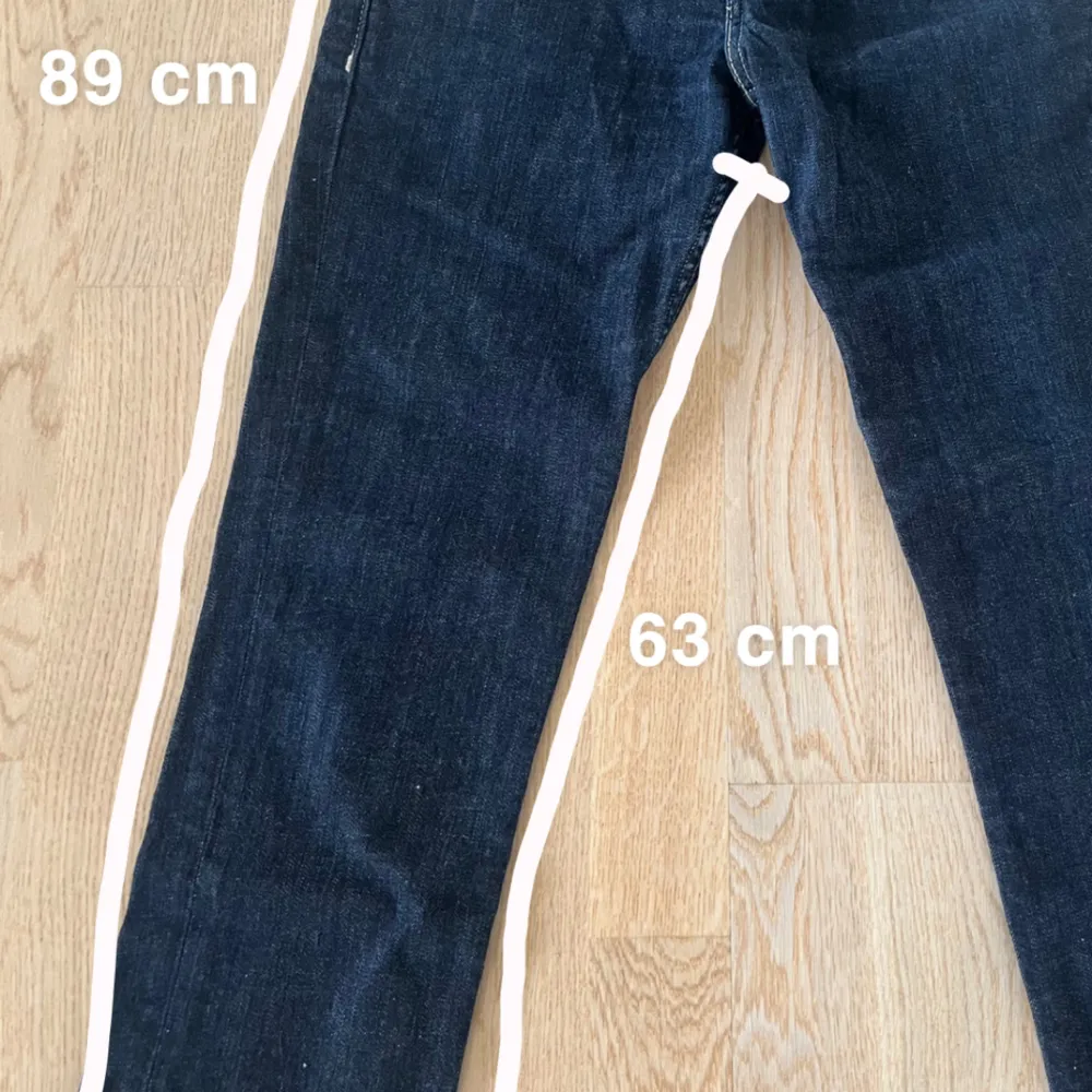 Levis 511 i färgen marinblå. Byxorna är kapade och uppsydda på längden vilket gör att längden 32 inte stämmer. Jag har därför lagt in mått på byxornas längd(se bild 3). Nyskick! ❗️Pris kan diskuteras❗️. Jeans & Byxor.