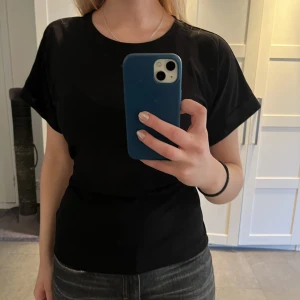 Knyttopp - Jättesöt knyttopp från InWear. Använd endast en gång och är i mycket bra skick. Kan knytas både fram och bak