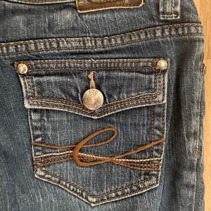 Straighta low/mid waist jeans från esprit 