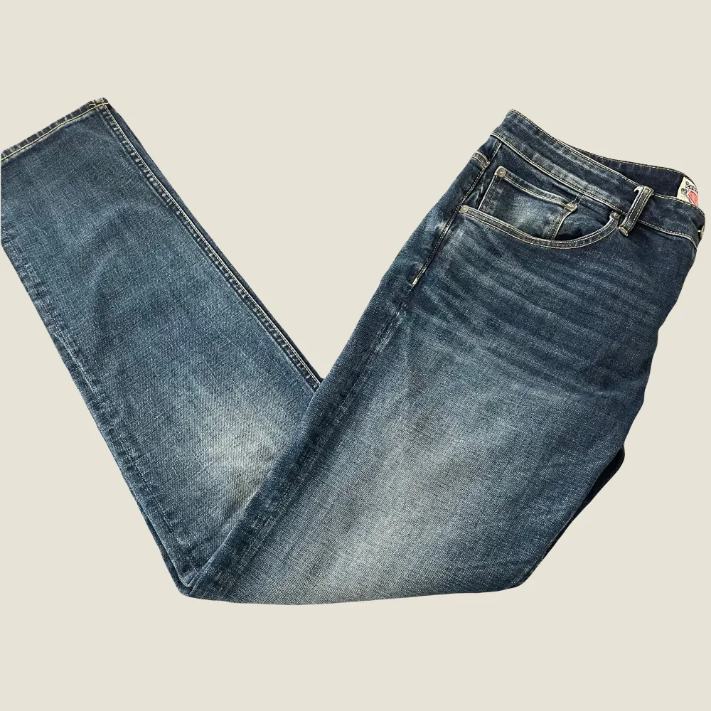 Snygga mörkblå jeans från Crocker. Storlek 33. Jeansen är i fint skick. Modellen är 187cm. Fråga gärna vid funderingar!. Jeans & Byxor.