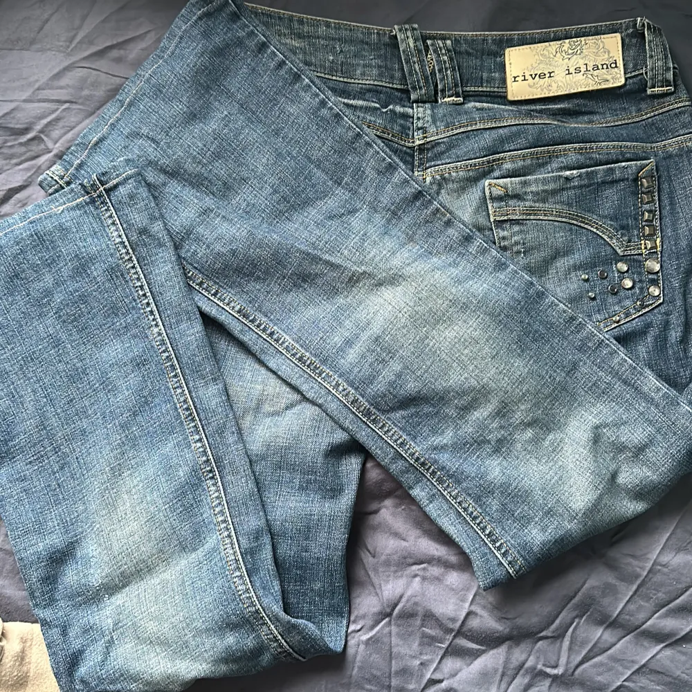 Säljer dessa Lågmidjade jeans som jag köpte här på plick för samma pris. Köpte inte för så längesen men säljer då jag inte gilla passformen just på mig. De är också bootcut💗💗frpga för fler bilder eftersom bakgrunden nt va vit så kan va svårt att se💗. Jeans & Byxor.