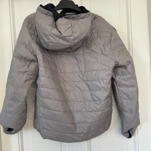 Polo Ralph lauren jacka stl:160 - Polo jacka i ny skick med inga hål. Den är även ”dubbel” sidig då ena sidan är grå och den andra blå.