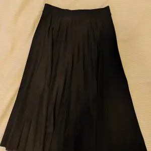 Svart plisserad kjol från Vero Moda i mycket bra skick 🌟 Den går en bit under knäna på mig som är 169 cm 🌸 Köparen står för frakten