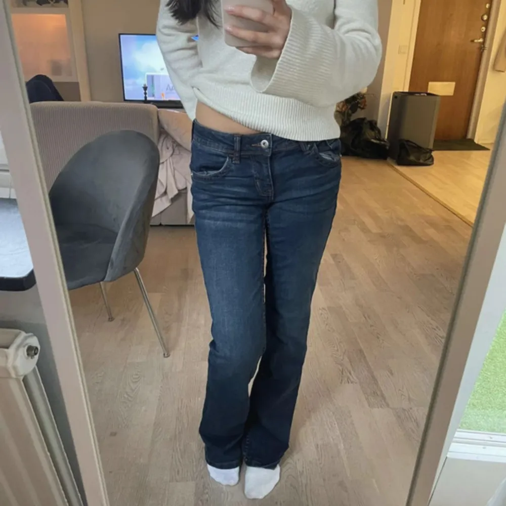 Lågmidjade bootcut jeans från H&M storlek 32🎀. Jeans & Byxor.