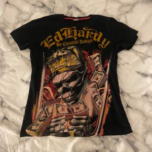 Asfet ed hardy t-shirt med tryck fram och bak och några rhinestones, fint skick! 🖤 Skriv vid frågor osv! 