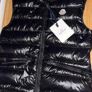 GUI Moncler väst - Jag tar inte emot instabox. Sjukt bra skick och nästan helt oanvänd, inga skador eller märken, taggen följer med.  storlek 1/S men passar lika bra på M