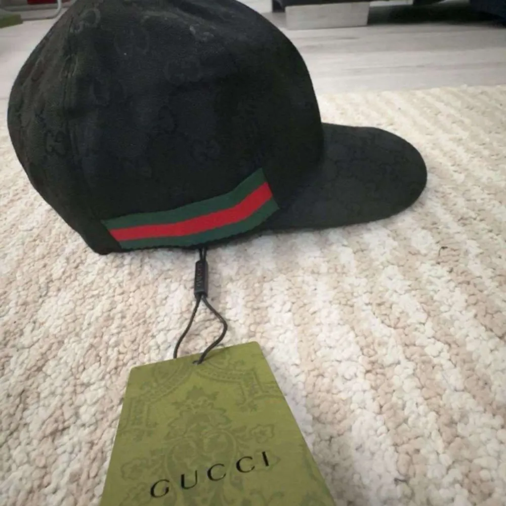 Hej har en svart Gucci keps som är köpt av en vän. Han sa att den va äkta och den är i ett väldigt bra skick. Den är storlek S. Accessoarer.