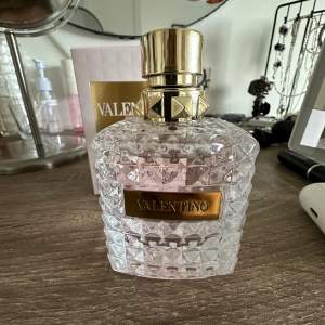 Valentino Donna edp 100ml från kicks, nypris 1800kr säljer för ungefär 1500kr. Helt ny fick den igår (23-04) på min födelsedag men tyckte inte om doften riktigt och det gick inte att returnera eftersom att jag redan hade öppnat den och testat den. 