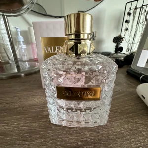 Valentino Donna edp 100ml - Valentino Donna edp 100ml från kicks, nypris 1800kr säljer för ungefär 1500kr. Helt ny fick den igår (23-04) på min födelsedag men tyckte inte om doften riktigt och det gick inte att returnera eftersom att jag redan hade öppnat den och testat den. 