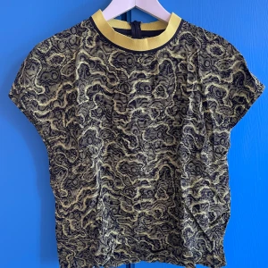 Topp Samsøe & Samsøe  - Fin topp/t-shirt/blus från Samsøe Samsøe med grön/limegrönt mönster. Har knappt blivit använd så är i fint skick! Storlek S.