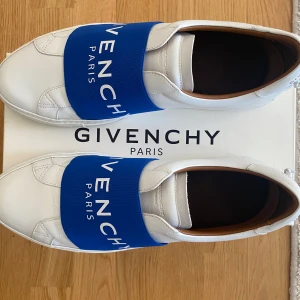 Givenchy skor - Ett par riktigt feta givenchy skor i väldigt bra skick, sulan är lite smutsig. Skorna köptes för ca 3500. Hör av er vid mer frågor!
