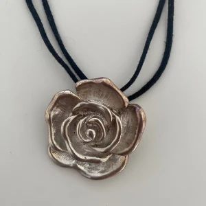 Halsband - Jättefint halsband med en stor ros! 