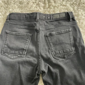 Lågmidjade jeans ESPRIT - Jätte fina oanvända svarta jeans. De har nästan aldrig använts då de är för små för mig. 