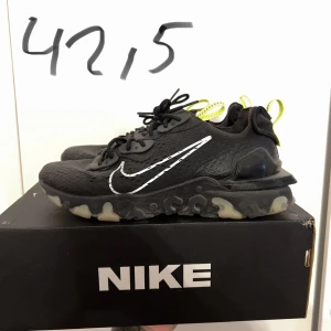 Nike react vision - Sköna skor allmänt eller till gymmet. Legat och samlat damm i min kollektion. Använt 2-3 gånger endast. Rengör dem självklart innan leverans. Nypris: 1699 :-