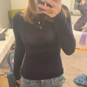 Intimissimi tröja - Hej! Jag säljer en marinblå intimissimi tröja som är använd endast 1 gång på grund av att jag har känslig hud och tycker inte om matrialet mot min hud. I helt nytt skick och är inte trasig eller något någonstans!💗🫶