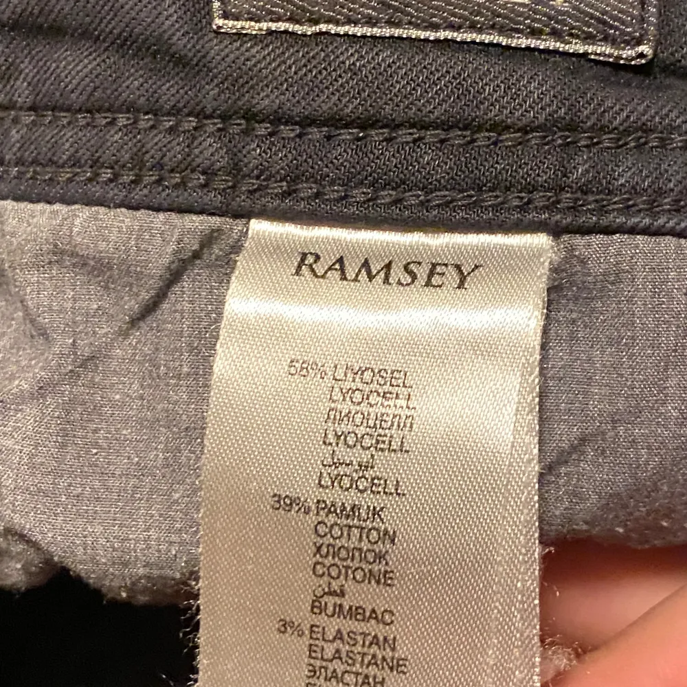 Bra skick, förutom en färgfläck se sista bilden. Byxorna är från Ramsey i storlek 32. Säljer dem extremt billigt då dem ej kommer till användning. . Jeans & Byxor.