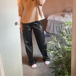 Skinn byxor zara - Super coola skinn byxor från Zara❤️‍🔥❤️‍🔥använd ett fåtal gånger! Använd gärna köp nu funktionen !