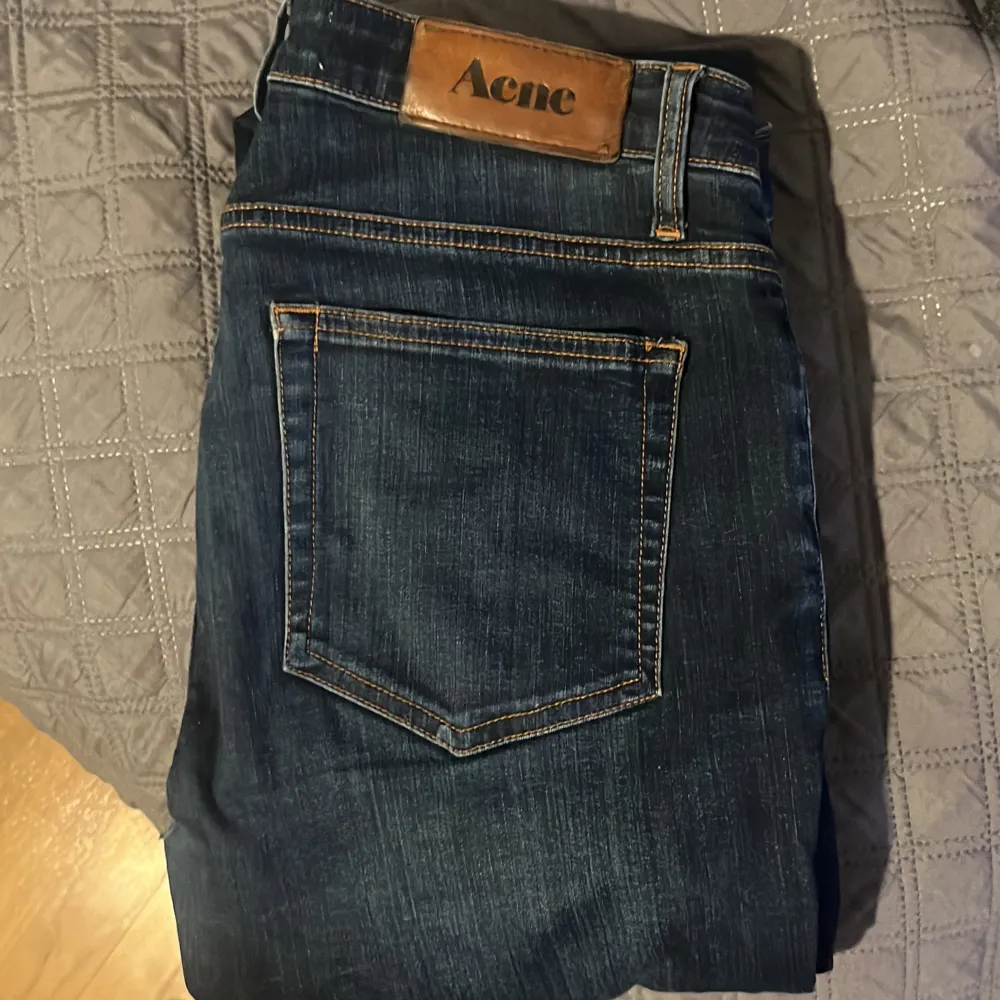 Skick 8/10, dessa jeans är från acne studios och är sjukt fina i kvaliten då de kostar runt 3000 i nypris, mitt pris 299 så passa på! Tveka inte med frågor kring köp! . Jeans & Byxor.