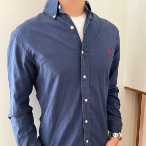 Ralph lauren skjorta  - Säljer den här riktigt fina skjortan i storlek s för endast 379kr. Skick 9/10, använd ett par gånger bara👍