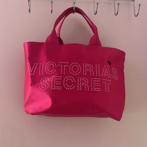Victoria secret väska🤍 - Neon rosa vibe, fyllig och söt😊