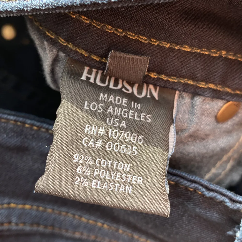 Ett par snygga Low Rise bootcut jeans från märket Hudson. Inga defekter, ser helt nya ut och kan diskutera priset. Skriv privat för mer info/mått❤️. Jeans & Byxor.
