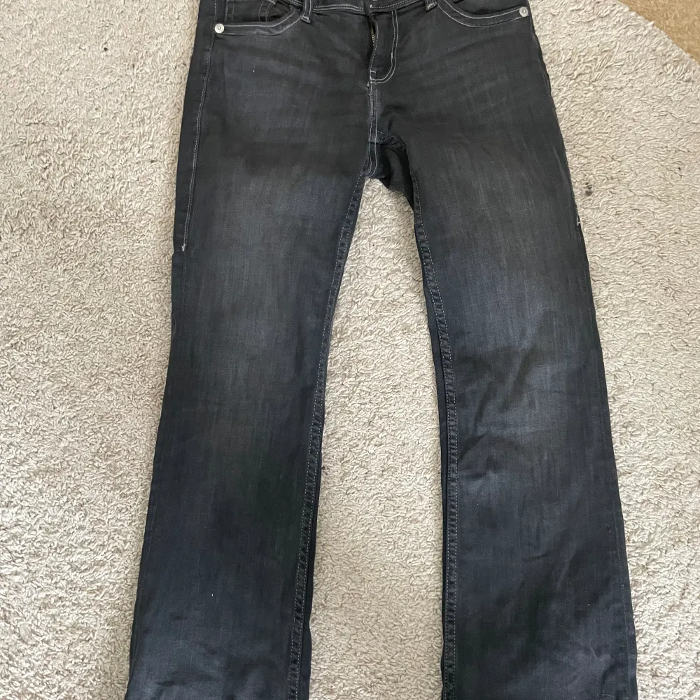 Svarta blotcut jeans, endast använda 2 gånger.. Jeans & Byxor.