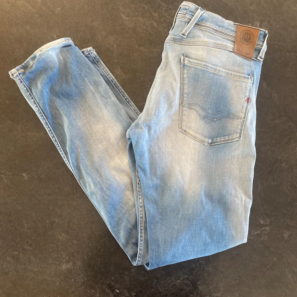 Snygga replay anbass hyperflex jeans. Fin färg o skön passform. 32/32 anbass. Kontakta för fler frågor eller funderingar.. Jeans & Byxor.