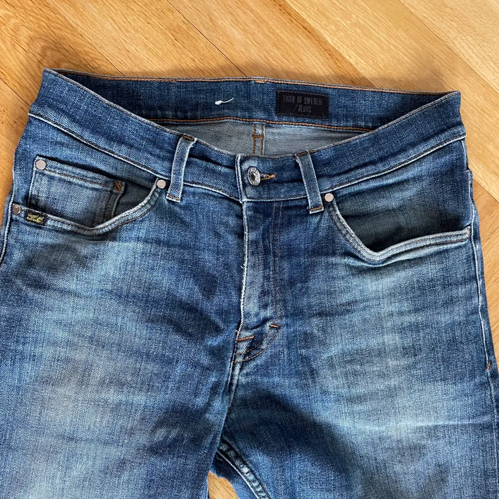 Tiger of sweden jeans i modellen evolve, storleken är 30/30. Dom är i mycket bra skick utan defekter. Nypris 1599 mitt pris 349 kr, priset kan diskuteras. Vid andra frågor är det bara att höra av sig. Jeans & Byxor.