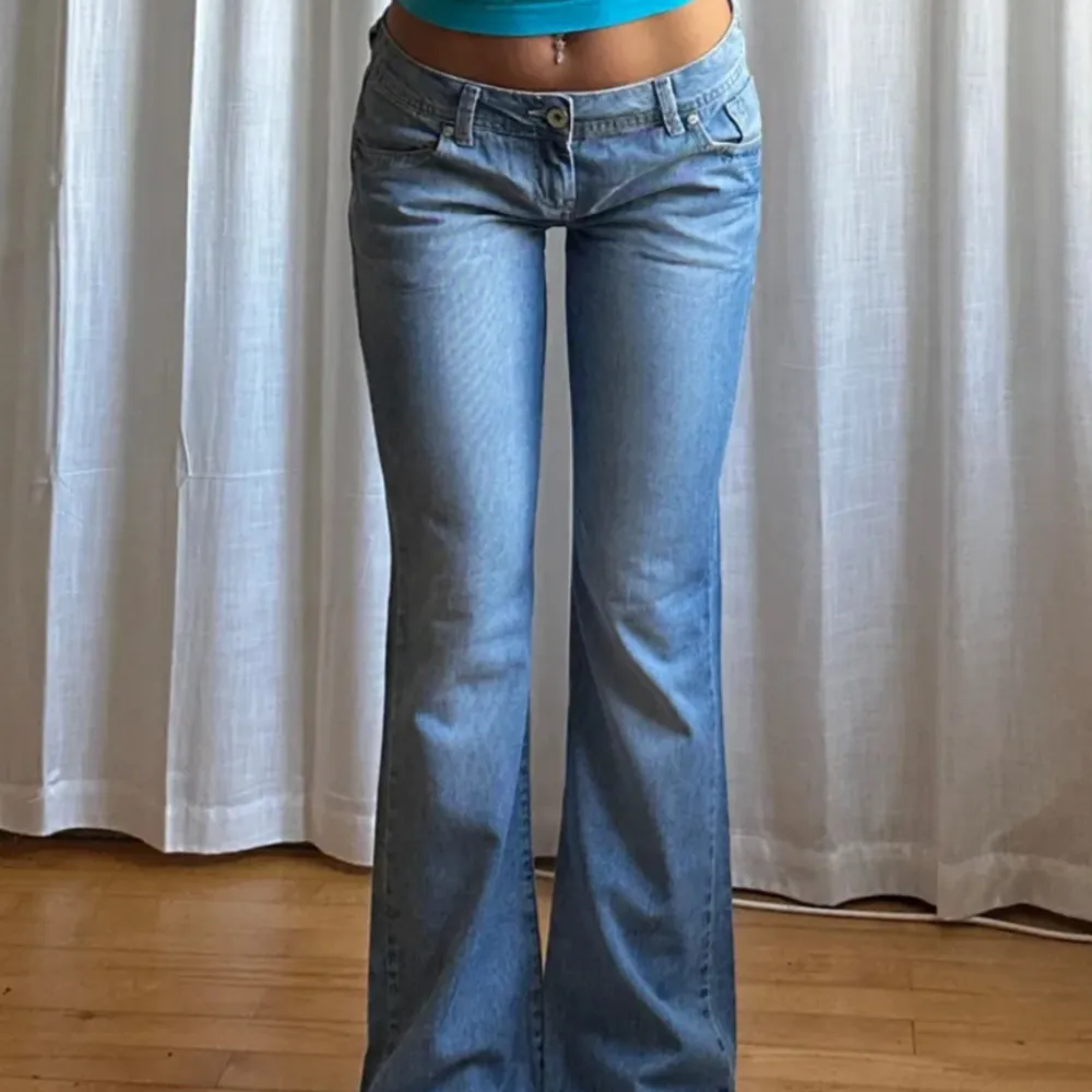 Jättefina byxor, säljer för att de var lite för stora för mig Mått: midja 40             innerben 80 (inte mina bilder). Jeans & Byxor.