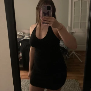 klänning - Superfin halterneck klänning, bra skick och stretchig.