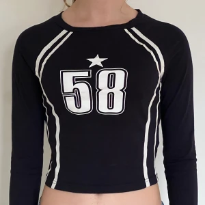 Snygg tröja  - Snygg, tajt tröja med vita detaljer. Nästan oanvänd och utan slitage. 