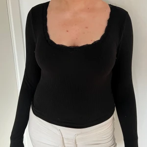 Söt Svart topp  - Svart topp med spets detaljer. 