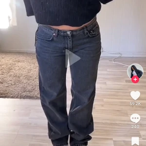 Low waisted straight jeans - Low waisted perfect jeans från Gina tricot. Gott skick. Säljs då de inte kommer till användning längre. Är 169 cm och de är perfekt längd för mig. Midjemått raktöver är ca 33 cm. Hör av er vid fler frågor💕