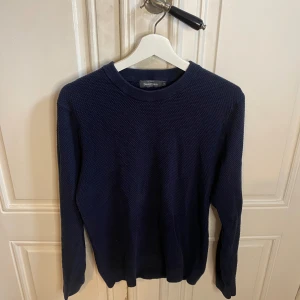 Textured Crewneck - Jätte stilig crewneck från dressman. ✨Tröjan har texture som gör att din klädstil kommer att sticka ut. Skicket på tröjan är 8/10 utan några defekter. Originalpriset på tröjan är 499kr men säljer den för endast 199kr. 