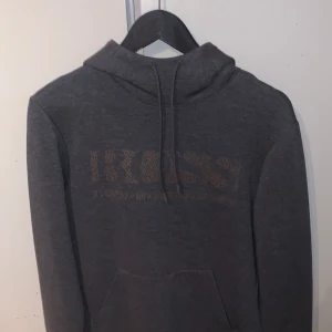 Hugo boss dress - Tja, säljer denna as feta Hugo boss dressen till ett grymt pris! Köpt för ungefär 2500kr säljs för endast 999kr! Skick: 10/10! Dressen är iprincip helt ny använd vid vissa tillfällen. Priset är ej huget i sten. Hör av er vid frågor elr funderingar!