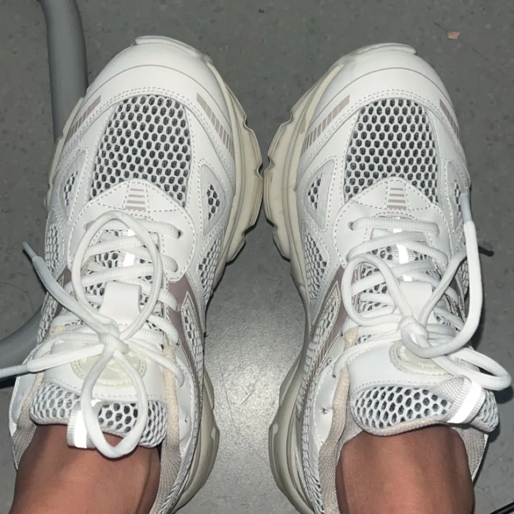 Säljer mina näst intill oanvända Maraton runners (använda ca 4 ggr). Köpta på Axel arigato i Stockholm. Kartong medföljer.. Kengät.
