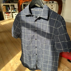 Armani Jeans skjorta  - Tjena! Jag säljer nu denna fina armani jeans skjortan i använt skick som passar utmärkt till sommaren. Den är i storlek M och sitter riktigt skönt. Nypris ligger runt 2000.  Hör av dig om du har några frågor!