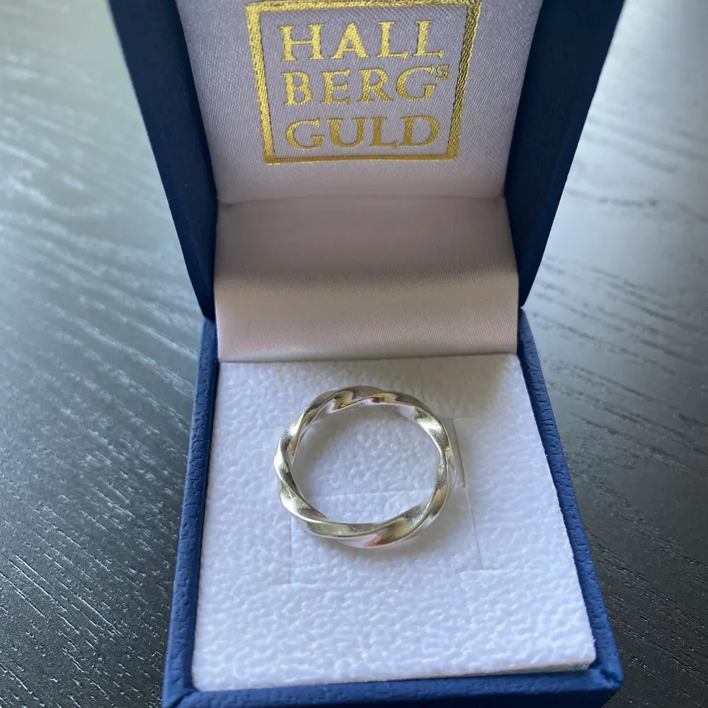 Ring från Hallbergs guld i äkta silver. Riktigt fin. Innre diamanter 17,5 mm. Orginalpris 330kr. Låda tillkommer:). Accessoarer.