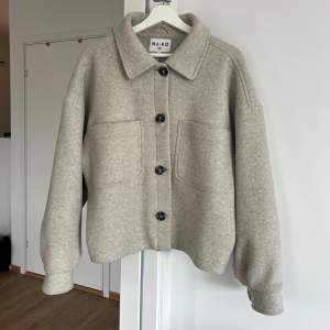 Snygg lite oversized beige kort kappa från NA-KD✨ Köpt på Plick, men kommer tyvärr inte till användning🤍