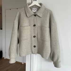 Jacka - Snygg lite oversized beige kort kappa från NA-KD✨ Köpt på Plick, men kommer tyvärr inte till användning🤍