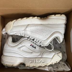 Vita Fila sneakers i storlek 39. Säljes på grund av att de inte längre används. Inköpta för 899 kr. Hör av er vid fler frågor.