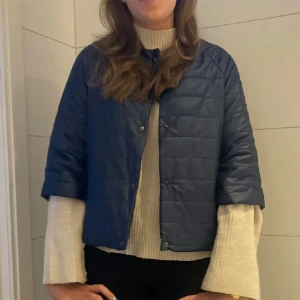 Trekvartsärm jacka  - Säljer denna jättefina jackan jag köpte på plick då den inte kommer till användning💓kom privat vid frågor☺️ (lånade bilder) 