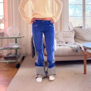 Jeans! - Snygga Manchester jeans!  MIDJEMÅTT:83CM INNERBENSLÄNGDEN:81cm 