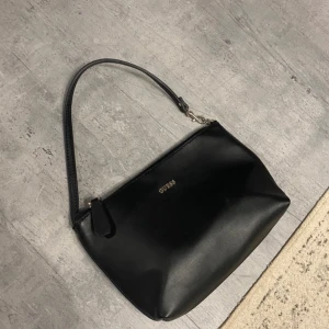 Guess väska - En superfin väska från guess.  Köpt på vinted för 450kr men den passade inte mig