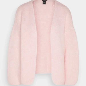 Rosa stickad kofta💕 - En rosa stickad kofta från Lindex i storlek XS-S! Helt slutsåld 😇💕